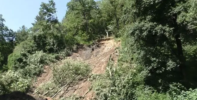 Frana una parete del torrente Manna, paura a Longobucco - VIDEO