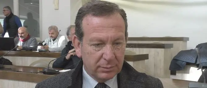 Atto intimidatorio a Melissa: incendiata una ruspa del Comune