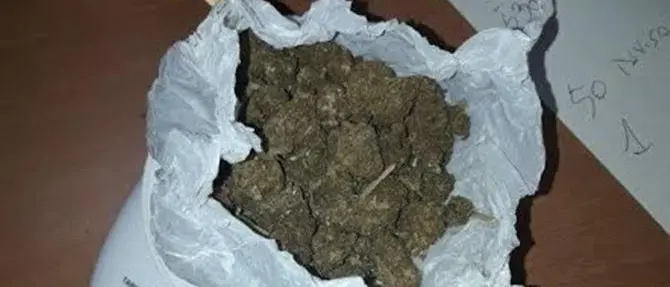 Torretta di Crucoli, rinvenuti due chili di marijuana: arrestati due ragazzi