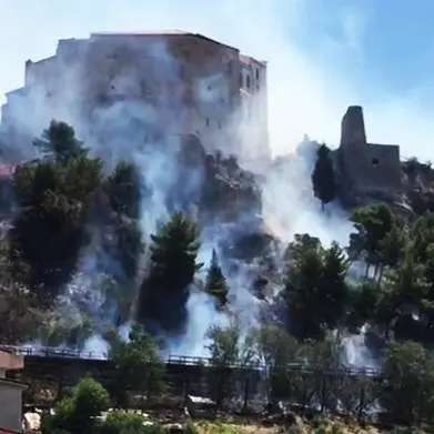 Fiamme lambiscono castello di Roccella Jonica, sfiorate anche le abitazioni -VIDEO