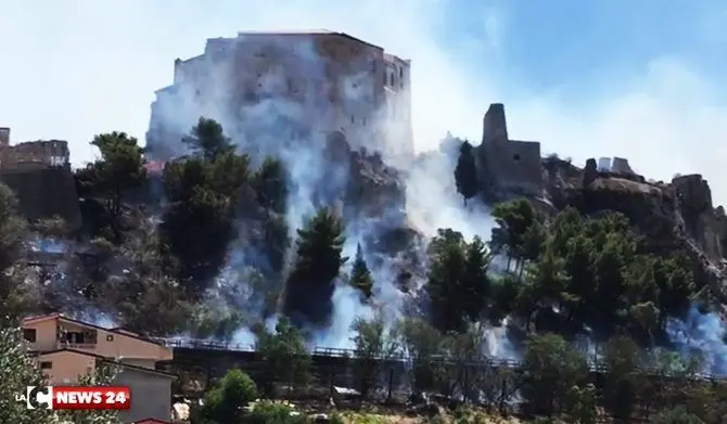 Fiamme lambiscono castello di Roccella Jonica, sfiorate anche le abitazioni -VIDEO