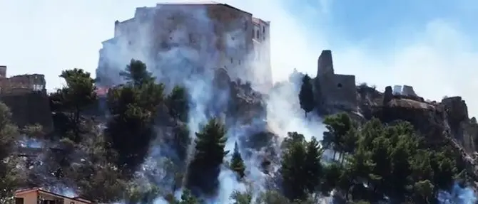 Fiamme lambiscono castello di Roccella Jonica, sfiorate anche le abitazioni -VIDEO