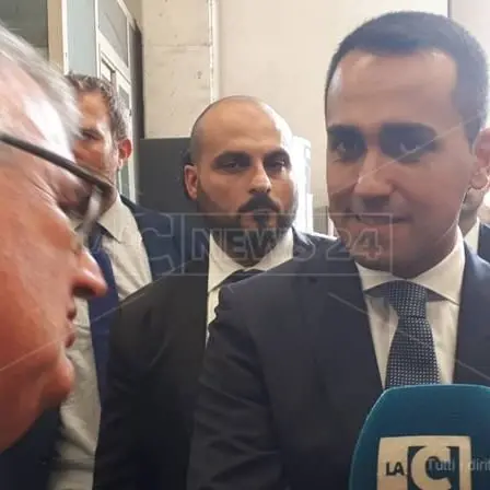 Il tour di Di Maio nell’azienda di De Masi. «Oggi il Governo accende un faro sulla Piana»