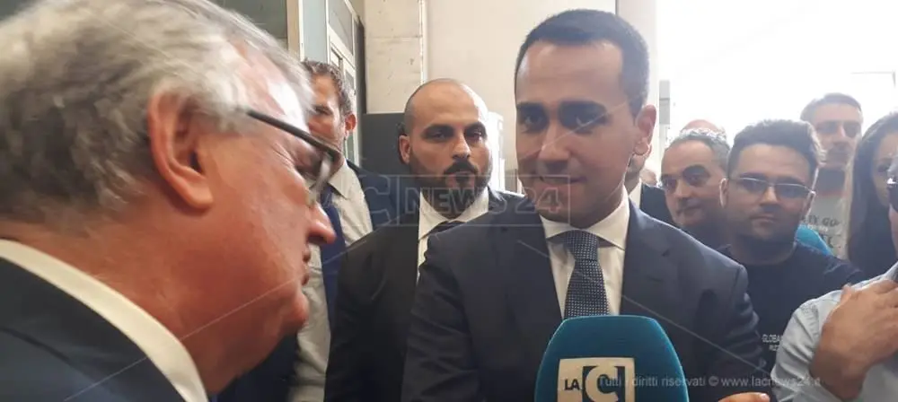 Il tour di Di Maio nell’azienda di De Masi. «Oggi il Governo accende un faro sulla Piana»