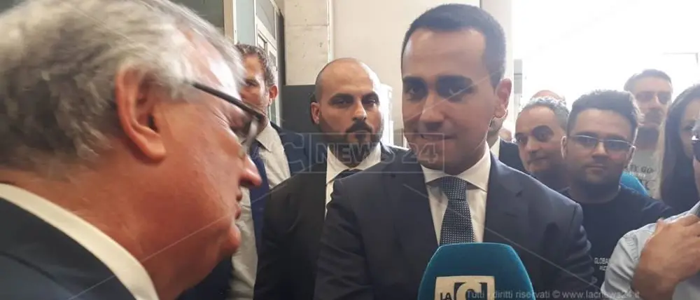 Il tour di Di Maio nell’azienda di De Masi. «Oggi il Governo accende un faro sulla Piana»