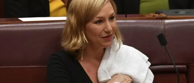 Canada, la ministra allatta il bimbo in aula e commuove il Parlamento