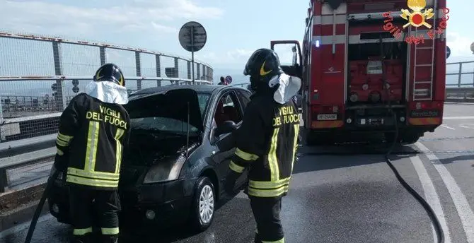 Catanzaro, auto in fiamme: quattro giovani riescono a mettersi in salvo