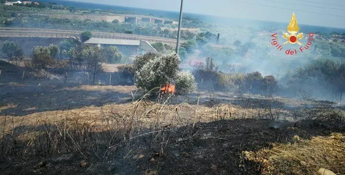 Incendio divampa tra Copanello e Squillace, invasa la statale 106