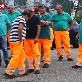 Raccolta rifiuti a Vibo, operai senza stipendio: scatta la protesta -VIDEO