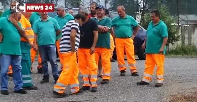 Raccolta rifiuti a Vibo, operai senza stipendio: scatta la protesta -VIDEO