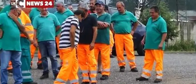 Raccolta rifiuti a Vibo, operai senza stipendio: scatta la protesta -VIDEO