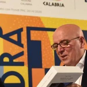 La Regione sborsa migliaia di euro per mandare Oliverio a Spoleto dove c'è pure la Carrà