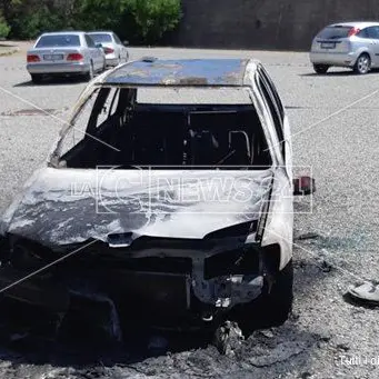 Catanzaro, in fiamme l'auto del padre di un imprenditore