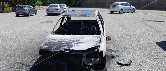 Catanzaro, in fiamme l'auto del padre di un imprenditore