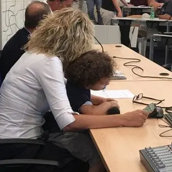 La ministra Lezzi al campus con il figlio in braccio: «Mia madre è malata»