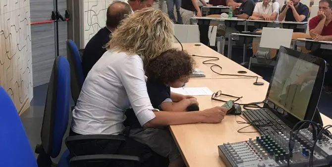 La ministra Lezzi al campus con il figlio in braccio: «Mia madre è malata»