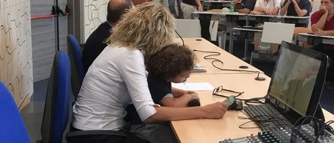 La ministra Lezzi al campus con il figlio in braccio: «Mia madre è malata»