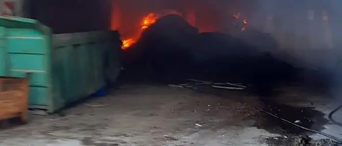 Lamezia, a fuoco capannone nell'area industriale