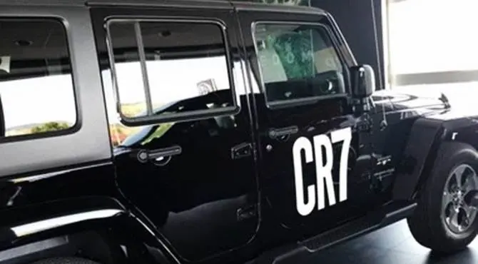 Tutti pazzi per CR7. A Roccella spunta una jeep...personalizzata