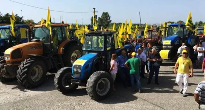 Statale 106, Coldiretti con i trattori protesta contro gli sprechi