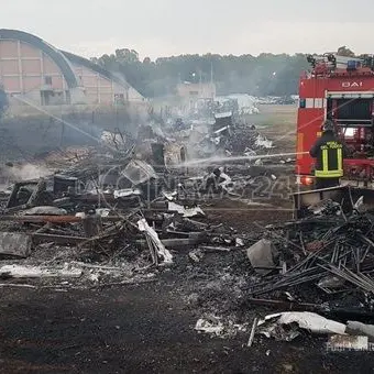 Cirò, in fiamme 17 roulotte: indagano i carabinieri