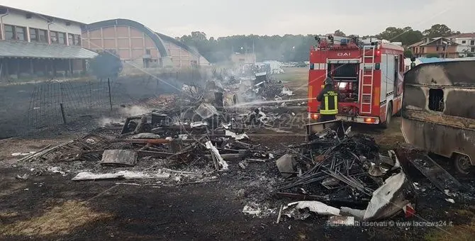 Cirò, in fiamme 17 roulotte: indagano i carabinieri