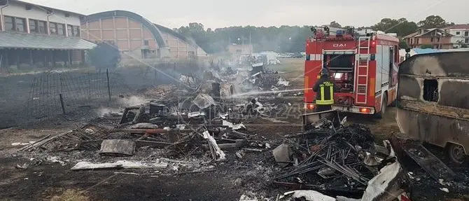 Cirò, in fiamme 17 roulotte: indagano i carabinieri