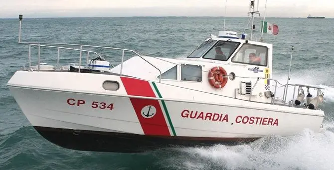 Crotone, sedicenne salvato in mare dalla Guardia costiera