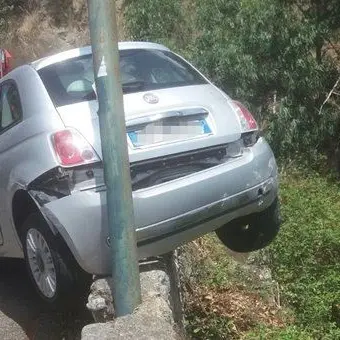 Inserisce la retromarcia e rischia di finire in una scarpata