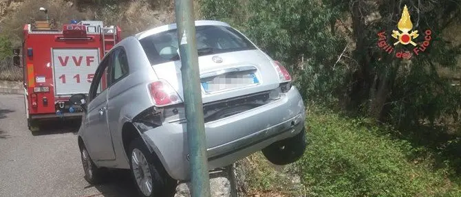 Inserisce la retromarcia e rischia di finire in una scarpata