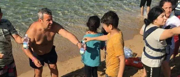 Bagnini e turisti soccorrono 54 curdi sbarcati sulla spiaggia di Isola Capo Rizzuto