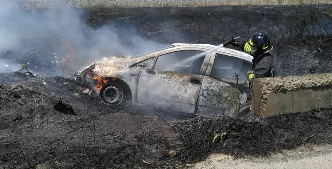 Cutro, auto esce fuori strada: passeggeri tutti illesi