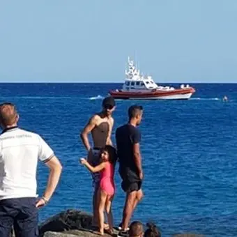 Roccella Jonica, surfista alla deriva soccorso dalla Guardia costiera