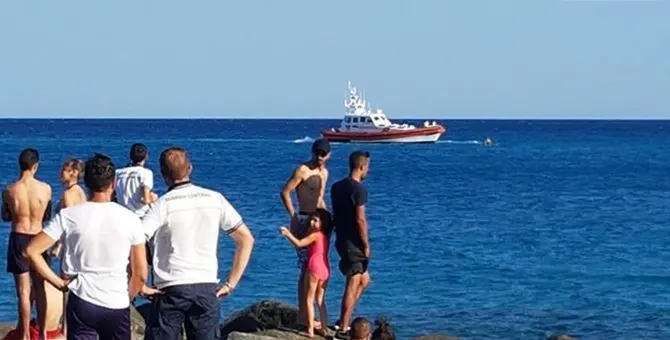 Roccella Jonica, surfista alla deriva soccorso dalla Guardia costiera