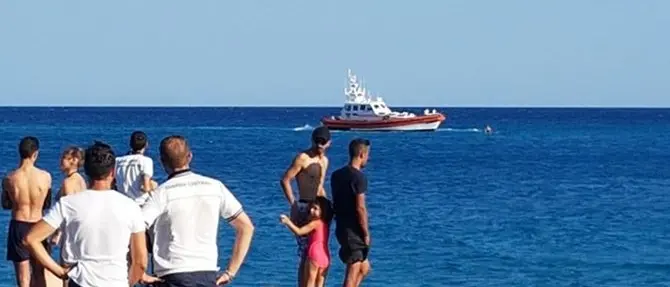 Roccella Jonica, surfista alla deriva soccorso dalla Guardia costiera