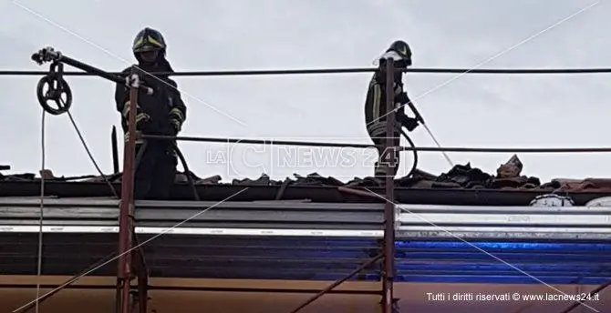 In fiamme la stazione ferroviaria di Sant'Andrea sullo Ionio, evacuata una famiglia