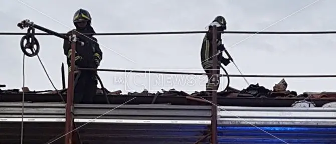 In fiamme la stazione ferroviaria di Sant'Andrea sullo Ionio, evacuata una famiglia