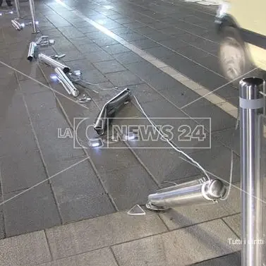 Carambola in piazza Bilotti a Cosenza, auto contro lo spartitraffico - VIDEO