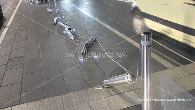 Carambola in piazza Bilotti a Cosenza, auto contro lo spartitraffico - VIDEO