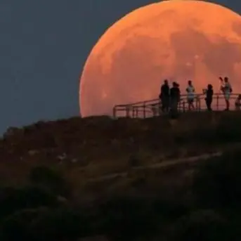 Cielo rosso sangue per l'eclissi più lunga del secolo