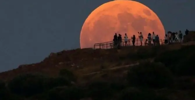 Cielo rosso sangue per l'eclissi più lunga del secolo