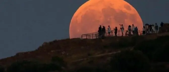 Cielo rosso sangue per l'eclissi più lunga del secolo