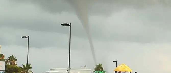 Paura e meraviglia per la tromba d’aria: arriva e travolge tutto