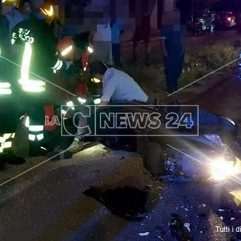 Scontro tra un'auto e uno scooter a Satriano, ferito giovane