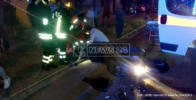 Scontro tra un'auto e uno scooter a Satriano, ferito giovane