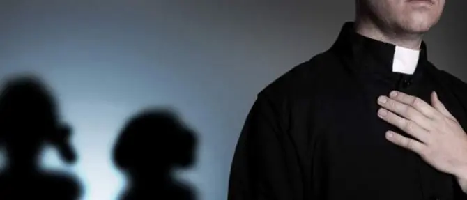 Prete abusa di bimba di 10 anni in auto, rischia il linciaggio