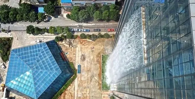 La cascata artificiale che sgorga dal grattacielo, la Cina stupisce