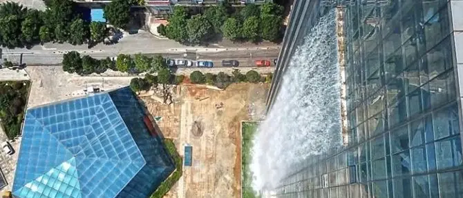 La cascata artificiale che sgorga dal grattacielo, la Cina stupisce