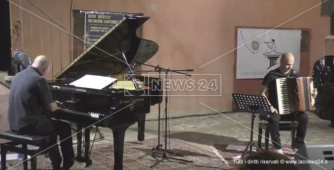 La magia del tango suonata da Geoff Westley nel centro storico di Crotone