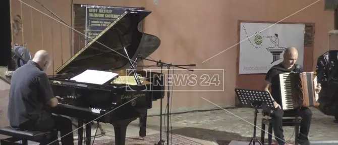 La magia del tango suonata da Geoff Westley nel centro storico di Crotone